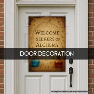 Pu&ograve; includere: Decorazione per porta con la scritta "WELCOME, SEEKERS OF ALCHEMY" su sfondo stile pergamena. Sotto, due fiale di pozione, una blu e una rossa. Le parole "DOOR DECORATION" sono in uno striscione nero.