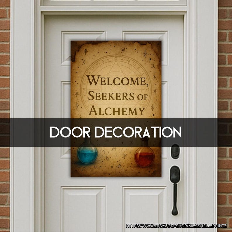 Pu&ograve; includere: Decorazione per porta con la scritta "WELCOME, SEEKERS OF ALCHEMY" su sfondo stile pergamena. Sotto, due fiale di pozione, una blu e una rossa. Le parole "DOOR DECORATION" sono in uno striscione nero.