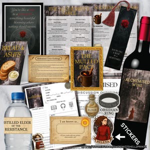 Pu&ograve; includere: Una collezione di oggetti a tema fantasy, tra cui una bottiglia di "Alchemised Wine", un segnalibro con una rosa e una bottiglia di "Distilled Elixir of the Resistance". Ci sono anche adesivi, un libro e un'immagine incorniciata.
