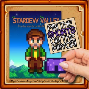 Könnte beinhalten: Ein druckbares Spiel für Stardew Valley-Fans. Das Spiel heißt "Pin the Shorts on the Mayor!" und zeigt ein Pixelbild des Bürgermeisters aus dem Spiel. Das Spiel beinhaltet ein bedrucktes Blatt mit dem Bild des Bürgermeisters und ein separates Blatt mit einer lila Shorts zum Anpinnen an den Bürgermeister.
