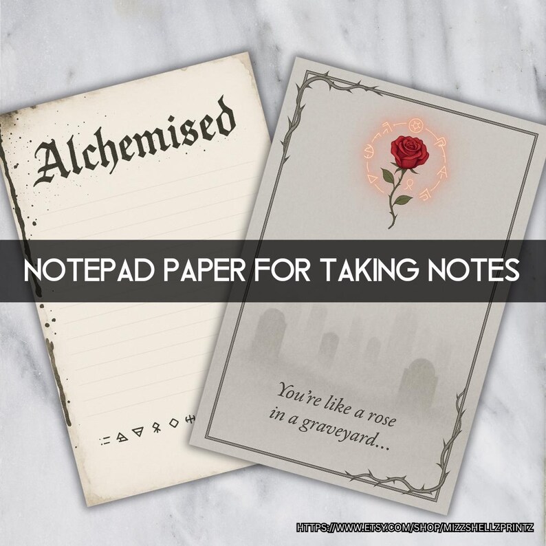 Pu&ograve; includere: Due blocchi per appunti a tema gotico. Un blocco per appunti ha la parola "Alchemised" e l'altro un'illustrazione di rosa rossa con il testo "You're like a rose in a graveyard...". &Egrave; presente anche il testo "NOTEPAD PAPER FOR TAKING NOTES".