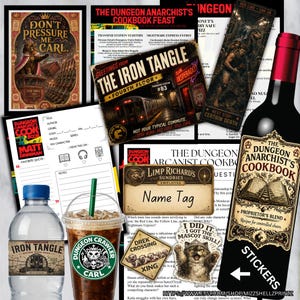 Könnte beinhalten: Eine Sammlung von Artikeln zum Thema Dungeon Anarchist's Cookbook, darunter eine Wasserflasche, ein Plastikbecher mit Katzenlogo, eine Weinflasche mit individuellem Etikett, verschiedene gedruckte Karten, ein Namensschild, ein Aufkleber und ein Schild.