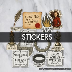 Pu&ograve; includere: Una collezione di adesivi a tema fantasy con vari disegni. Include una pergamena con la scritta "Call Me, Helena", una fiamma, una penna e un ritratto di donna. La parola "STICKERS" &egrave; visualizzata in grande.