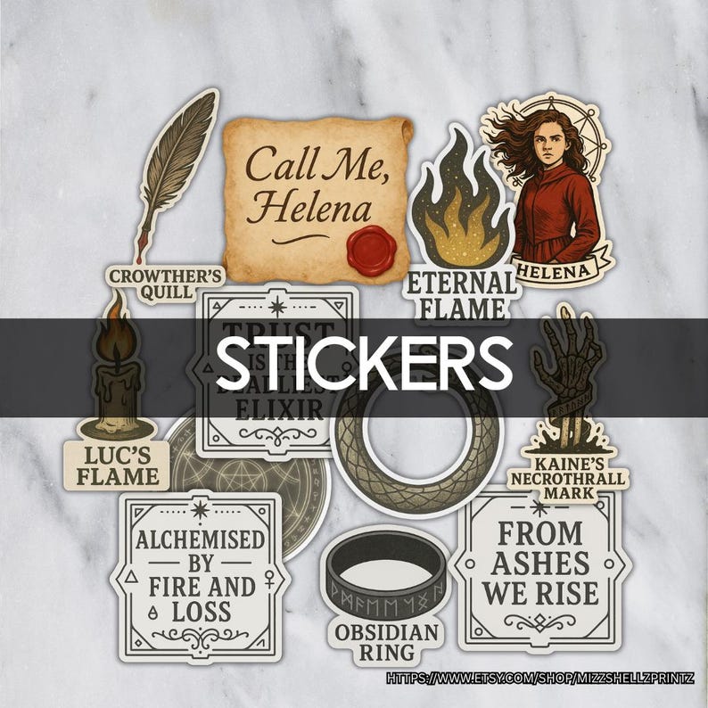 Pu&ograve; includere: Una collezione di adesivi a tema fantasy con vari disegni. Include una pergamena con la scritta "Call Me, Helena", una fiamma, una penna e un ritratto di donna. La parola "STICKERS" &egrave; visualizzata in grande.
