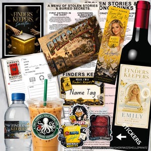 Pode incluir: Uma coleção de itens com o tema Finders Keepers, incluindo uma garrafa de vinho, uma garrafa de água, um copo de café gelado com um logótipo de polvo, um marcador de livros, autocolantes, um postal de Pike Creek e uma ficha de leitura.