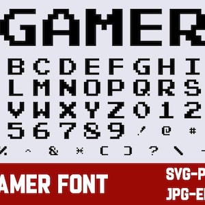 Può includere: Un set di font pixelati in bianco e nero con la parola "GAMER" in alto e le lettere dalla A alla Z, i numeri da 0 a 9 e vari simboli. Il testo "GAMER FONT" è in basso nell'immagine, insieme ai formati di file "SVG-PNG" e "JPG-EPS".