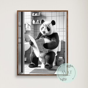 Panda zit op toilet een krant te lezen | Badkamerhumor | Grappige badkamerprint | Dier op toiletposter | Whimsy muurkunst dieren