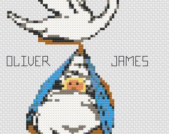 Puede incluir: Una cigüeña blanca llevando un bebé en una manta azul. El bebé está envuelto en una manta blanca y tiene un lazo azul. La cigüeña está sosteniendo al bebé en su pico. El texto "Oliver James 8 Aug 20XX" está debajo de la cigüeña.