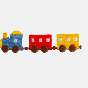 Könnte beinhalten: Ein gestickter Aufnäher, der eine blaue Lokomotive mit gelbem Dach und braunen Rädern zeigt, gefolgt von einem roten und einem gelben Waggon, beide mit weißen Fenstern und braunen Rädern, die horizontal auf einem weißen Hintergrund verbunden sind.