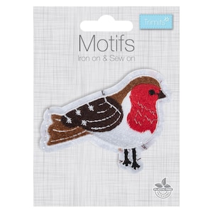 Può includere: Una toppa ricamata a forma di pettirosso su un cartoncino con la scritta Motifs Iron on & Sew on. L'uccello presenta un petto rosso, ali marroni con dettagli di cucitura bianchi, ventre bianco e zampe nere. Il marchio Trimits è in alto.