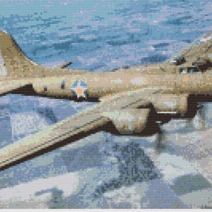Puede incluir: Un bombardero beige y marrón de la Segunda Guerra Mundial vuela por un cielo nublado azul y blanco. El avión tiene una gran envergadura y un fuselaje largo. El avión vuela a baja altura y las nubes son visibles en el fondo.