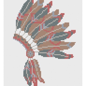 Könnte beinhalten: Ein Kreuzstichmuster einer indianischen Kopfbedeckung mit braunen, roten, grauen und weißen Federn. Die Kopfbedeckung ist von einem roten und weißen Rand mit schwarzen und weißen geometrischen Mustern umrahmt.
