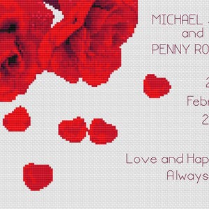 Könnte beinhalten: Eine Hochzeitsanzeige mit roten Rosen und Blütenblättern. Der Text lautet "MICHAEL JAMES und PENNY ROSANNE 20. Februar 20XX Liebe und Glück für immer".