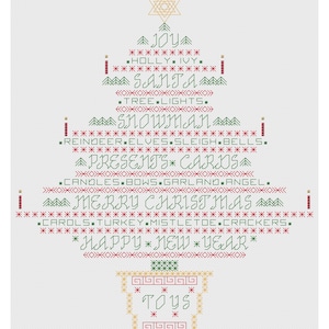 以下が含まれることがあります： 緑と赤のクロスステッチでデザインされたクリスマスツリー。ツリーには、「Joy」、「Holly Ivy」、「Santa」、「Tree Lights」、「Snowman」、「Reindeer Elves Sleigh Bells」、「Presents Cards」、「Candles Bows Garland Angel」、「Merry Christmas」、「Carols Turkey Mistletoe Crackers」、「Happy New Year」、「Toys」の文字が、お祝いのフォントで書かれています。