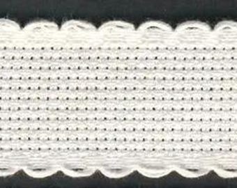 Puede incluir: Borde de algodón blanco con borde festoneado. El borde tiene aproximadamente 2,5 cm de ancho.