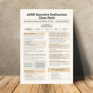 Może przedstawiać: Prostokątny plakat informacyjny zatytułowany ADHD Executive Dysfunction Cheat Sheet. Dokument w kolorze złamanej bieli zawiera ciemnobrązowy tekst podzielony na sekcje wyjaśniające dysfunkcje wykonawcze, paraliż decyzyjny i ślepotę czasową.