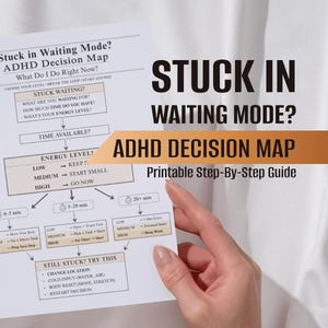 Op de afbeelding: Een set van drie keramische mokken met een gespikkelde, matte afwerking. De mokken zijn in de kleuren crème, lichtgrijs en donkergrijs. Elke mok heeft een eenvoudig, modern ontwerp en een afgeronde handgreep.