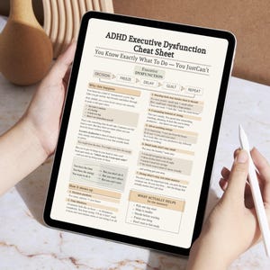 Może przedstawiać: Cyfrowy tablet wyświetlający arkusz informacyjny na temat dysfunkcji wykonawczych w ADHD. Dokument zawiera sekcje zatytułowane Why this happens, How it shows up oraz What actually helps, wyjaśniające paraliż decyzyjny i ślepotę czasową.
