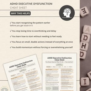 Może przedstawiać: Ściąga dotycząca dysfunkcji wykonawczych w ADHD z beżowym tłem, czarnym tekstem i okrągłą ikoną głowy ze znakiem zapytania. Dokument zawiera listę strategii zarządzania zadaniami, w towarzystwie białych klock&oacute;w z literami układającymi się w napis ADHD.