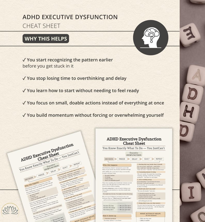 Może przedstawiać: Ściąga dotycząca dysfunkcji wykonawczych w ADHD z beżowym tłem, czarnym tekstem i okrągłą ikoną głowy ze znakiem zapytania. Dokument zawiera listę strategii zarządzania zadaniami, w towarzystwie białych klock&oacute;w z literami układającymi się w napis ADHD.