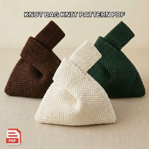 Puede incluir: Tres bolsos anudados de punto en marrón, blanco y verde. Los bolsos son triangulares con un asa. El texto "KNOT BAG KNIT PATTERN PDF" está en la parte superior de la imagen. Un icono PDF está en la esquina inferior izquierda.