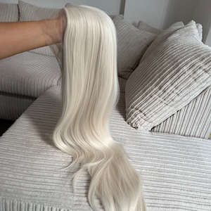 プラチナブロンドのロングストレートヘア 24インチ ナチュラル リアル ヘアライン 合成毛 レースフロントウィッグ