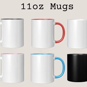 Op de afbeelding: Zes 312 ml keramische mokken met witte buitenkanten en gekleurde accenten. De mokken hebben zwarte, rode, witte, roze, blauwe en zwarte handvatten en binnenranden. De tekst "11oz Mugs" staat bovenaan de afbeelding.