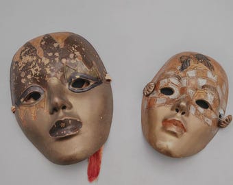Par de máscaras de carnaval en bronce pintadas a mano.