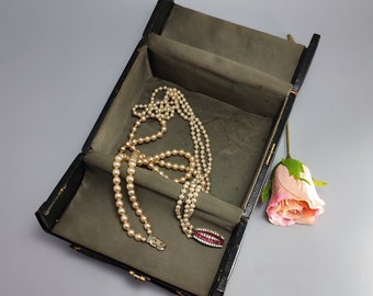 Estuche de joyería vintage de cuero de Asprey London con collares.