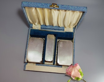 Juego de tocador con 3 cepillos, contrastado en Birmingham en 1953.