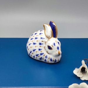 Royal Crown Derby 1995 / Rabbit paperweight / Golden Stopper.