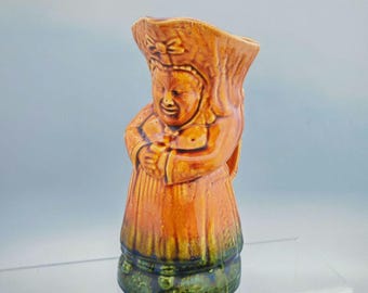 Jarra Toby de mayólica "Lady Topper" atribuida a Sharpe Brothers & Co.