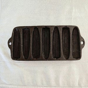 Vintage Cast Iron Cornstick Pan 7 Mold Cornbread Baking Tray Primitive Country Farmhouse Kitchen Display and Collectible Cookware