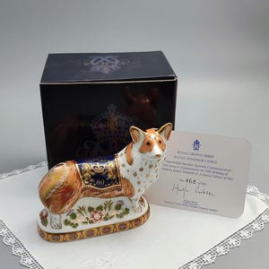 Royal Crown Derby  /  The Royal Windsor Corgi paperweight / Golden Stopper / Original presentation box and certificate.