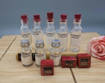 Frascos de bioquímica antiguos y cuadrados de vidrio microscópicos.