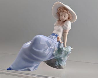 Figura de Nao by LLadro "Escuchando el canto de los pájaros".