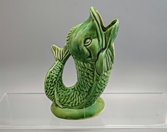 Jarra vintage verde con forma de pez, modelo "Gurgle Jug".