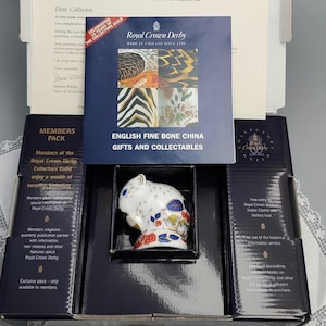 Royal Crown Derby / Dormouse / Gold stopper paperweight, an Exclusive for Royal Crown Derby Collectors Guild / Original box.