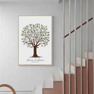 Puede incluir: Una taza de cerámica blanca con un asa negra y el texto "But First, Coffee" en un estilo manuscrito. La taza está sobre una superficie blanca. La taza mide aproximadamente 10 cm de alto.