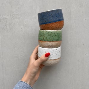 Cappuccino / Matcha Cup – handgefertigte Keramiktasse in Blau-Weiß-Sprenkeln
