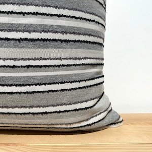 Grijs zwart wit gestreepte Euro kussensloop, grijs zwart getextureerde kussenhoes, gestreept boho sierkussen 22 x 22, grijze boho kussensloop