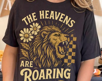 PNG cristão Os céus estão rugindo PNG Designs de camisetas cristãs para mulheres Versículo da Bíblia PNG Camisetas gráficas estéticas dos anos 90 Design de sublimação