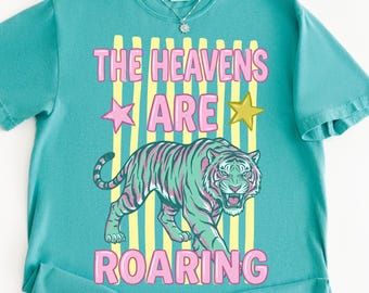 Christliches PNG Die Himmel brüllen PNG Christliche T-Shirt-Designs für Frauen Bibel-Vers PNG Preppy Stripes Graphic Tee Sublimationsdesign