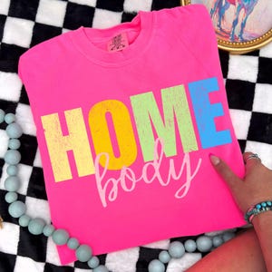 Homebody PNG Homebody PNG Letras de neón preppy PNG Camiseta PNG Diseño de sublimación para dtf dtg