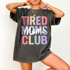 Club de Mamás Cansadas PNG Letras Pastel Sublimación Vida de Mamá / Diseño Divertido de Camiseta Retro para Mamá / Descarga Digital Desgastada para Mamás