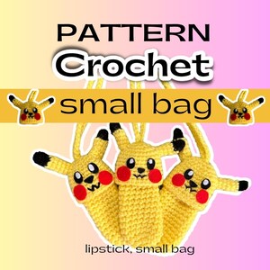 Puede incluir: Pequeños bolsos amarillos de ganchillo con caras de Pikachu, con ojos negros, mejillas rojas y orejas con puntas negras. Los bolsos están suspendidos por correas amarillas. El texto dice "PATTERN Crochet small bag" y "lipstick, small bag".