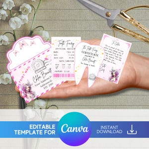 Puede incluir: Un sobre rosa de la hada de los dientes con una ilustración de hada, un certificado de la hada de los dientes y un recibo de la hada de los dientes. El recibo es para Chloe Bennett, de 5 años, por un diente perdido. El certificado es por la pérdida de un diente. El sobre tiene un patrón de rayas rosa y blanco y dice "Fairy Mail".