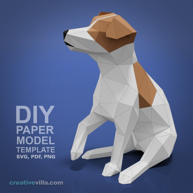 Pu&ograve; includere: Modello di carta fai-da-te di un Jack Russell Terrier bianco e marrone seduto con la testa girata di lato. Il modello &egrave; disponibile nei formati SVG, PDF e PNG. Il testo "DIY PAPER MODEL TEMPLATE SVG, PDF, PNG" &egrave; visualizzato sotto il cane. Il sito web "creativevilla.com" &egrave; visualizzato sotto il testo.