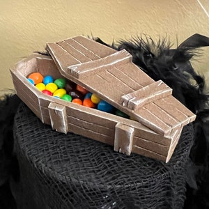 Houten kist laag poly papieren model sjabloon, halloween, papierkunst