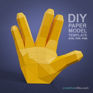 Peut inclure: Un modèle en papier jaune d'une main faisant le salut Vulcain. Le modèle est composé de triangles et a un effet 3D. Le texte "DIY PAPER MODEL TEMPLATE SVG, PDF, PNG" est sur le côté droit de l'image.